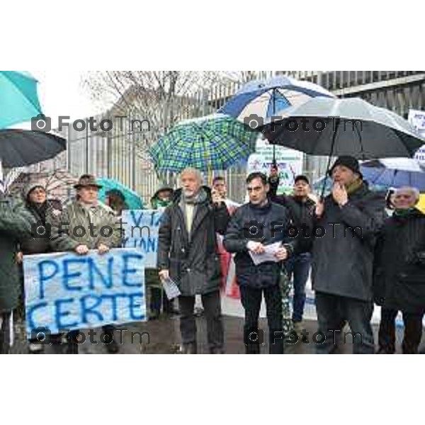 Bergamo, Protesta Lega Nord frante carcere di via gleno nella foto la protesta e l\'intervento di Belotti e Stucchi Fotogramma Bergamo-Tiziano Manzoni