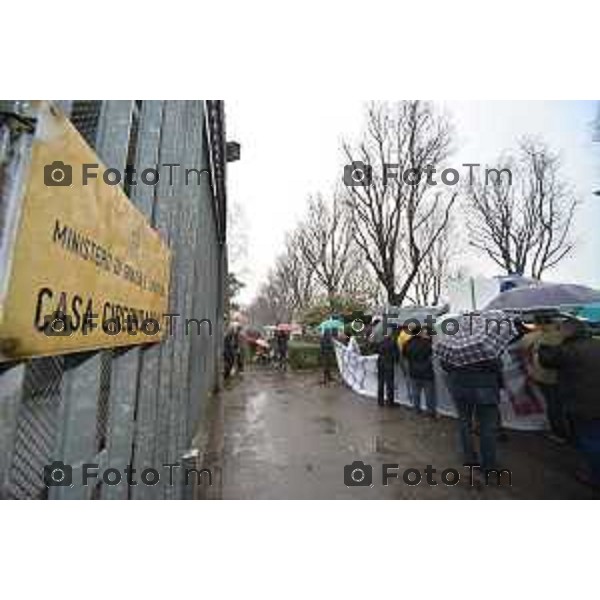 Bergamo, Protesta Lega Nord frante carcere di via gleno nella foto la protesta e l\'intervento di Belotti e Stucchi Fotogramma Bergamo-Tiziano Manzoni