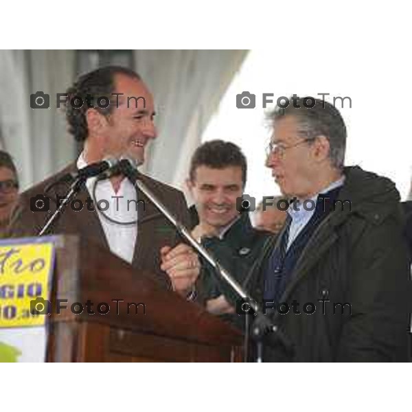 Zanica Lega Day 01-Maggio 2012 Nella foto: Luca Zaia Lega nord veneto e Bossi da dietro lo scherza foto Tiziano Manzoni