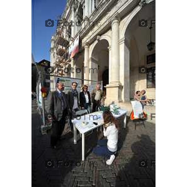 Bergamo Citta\' Alta gazebo raccolta firme Lega Nord nella foto Pedretti e militanti lega alla raccolta firme foto Tiziano Manzoni-Fotogramma Bergamo