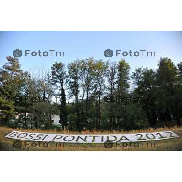 Pontida prato lega nord la scritta padroni a casa nostra e Bossi 2012 foto Tiziano Manzoni Fotogramma
