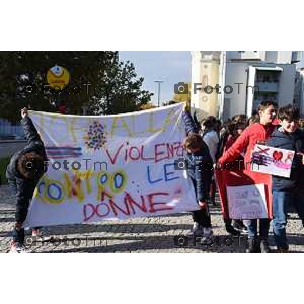 Tiziano Manzoni/LaPresse 25-11- 2022 Bergamo, Italia Cronaca Bergamo camminata collettiva per la giornata contro la violenza delle donne