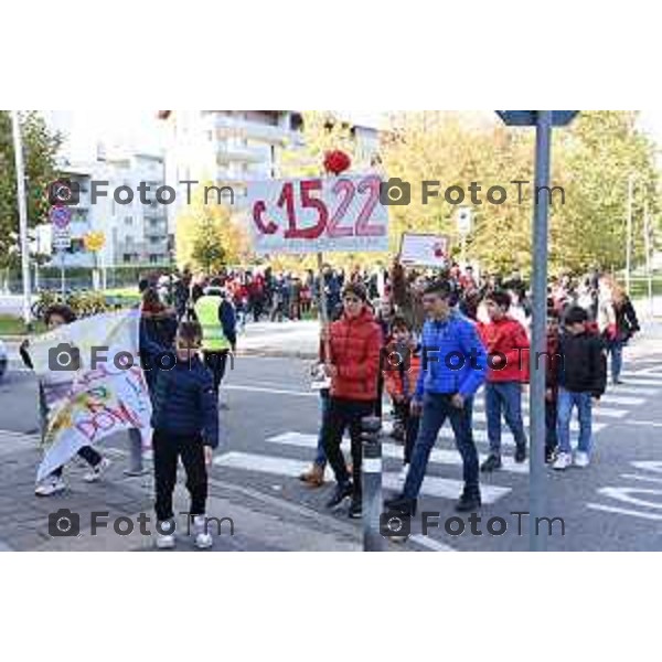 Tiziano Manzoni/LaPresse 25-11- 2022 Bergamo, Italia Cronaca Bergamo camminata collettiva per la giornata contro la violenza delle donne