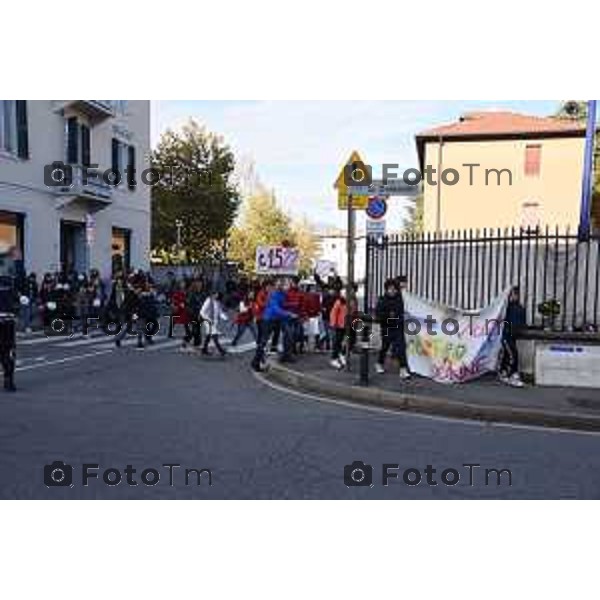 Tiziano Manzoni/LaPresse 25-11- 2022 Bergamo, Italia Cronaca Bergamo camminata collettiva per la giornata contro la violenza delle donne