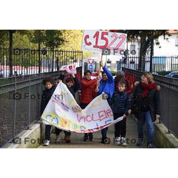 Tiziano Manzoni/LaPresse 25-11- 2022 Bergamo, Italia Cronaca Bergamo camminata collettiva per la giornata contro la violenza delle donne