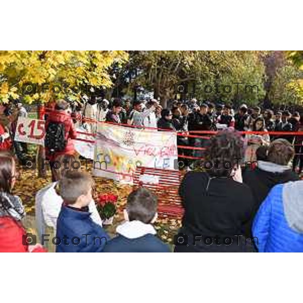 Tiziano Manzoni/LaPresse 25-11- 2022 Bergamo, Italia Cronaca Bergamo camminata collettiva per la giornata contro la violenza delle donne