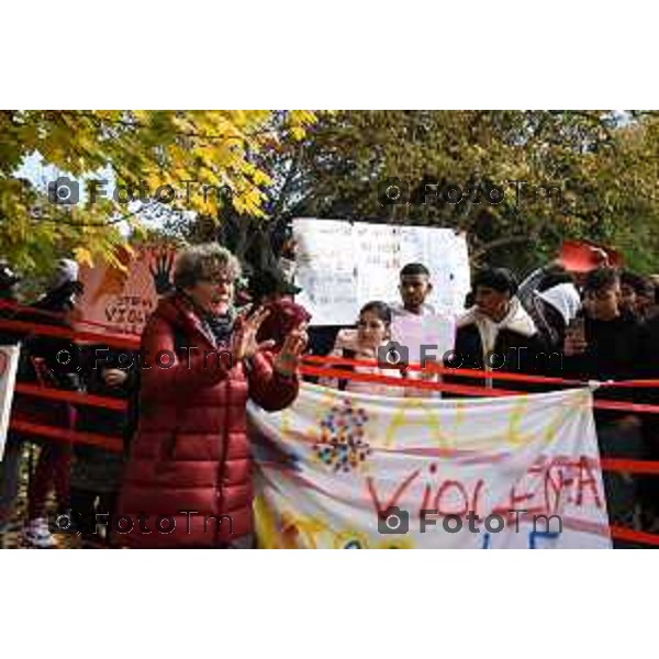 Tiziano Manzoni/LaPresse 25-11- 2022 Bergamo, Italia Cronaca Bergamo camminata collettiva per la giornata contro la violenza delle donne