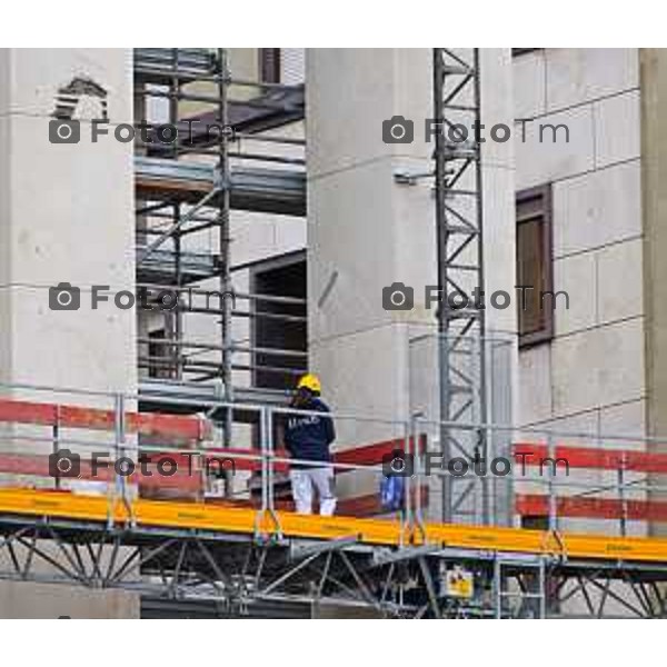 Foto Manzoni Tiziano/LaPresse 28-11--2022 Bergamo Italia - Cronaca -BergamoPalazzo e piazza della Libertà cantiere operai sul ponteggio