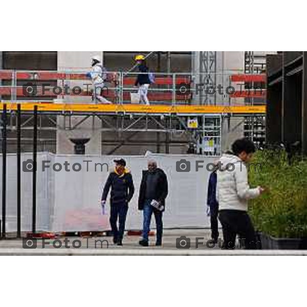 Foto Manzoni Tiziano/LaPresse 28-11--2022 Bergamo Italia - Cronaca -BergamoPalazzo e piazza della Libertà cantiere operai sul ponteggio