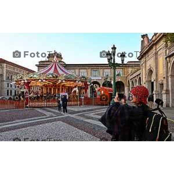 Foto Manzoni Tiziano/LaPresse 28-11-2022 Bergamo Italia - Cronaca - Bergamo Giostra bancarelle sentierone piazza dante bergamo alta giostra