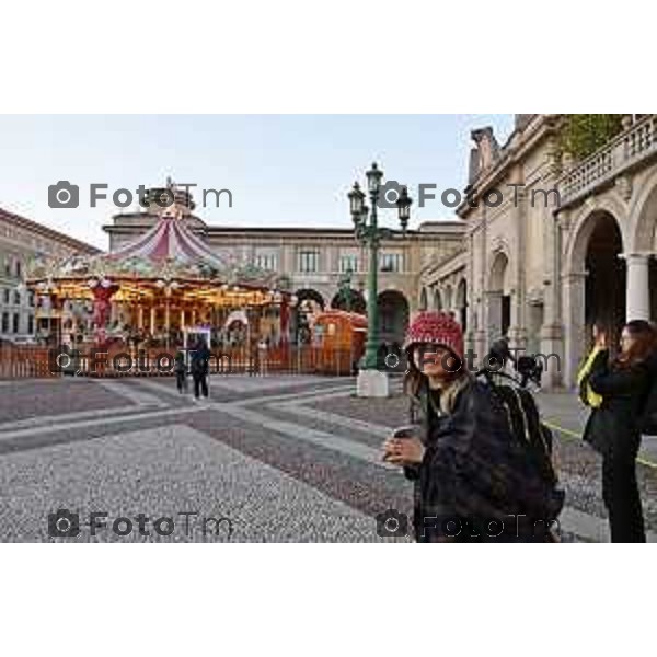 Foto Manzoni Tiziano/LaPresse 28-11-2022 Bergamo Italia - Cronaca - Bergamo Giostra bancarelle sentierone piazza dante bergamo alta giostra