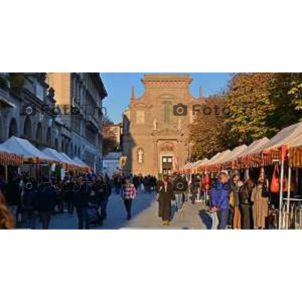 Foto Manzoni Tiziano/LaPresse 28-11-2022 Bergamo Italia - Cronaca - Bergamo Giostra bancarelle sentierone piazza dante bergamo alta giostra