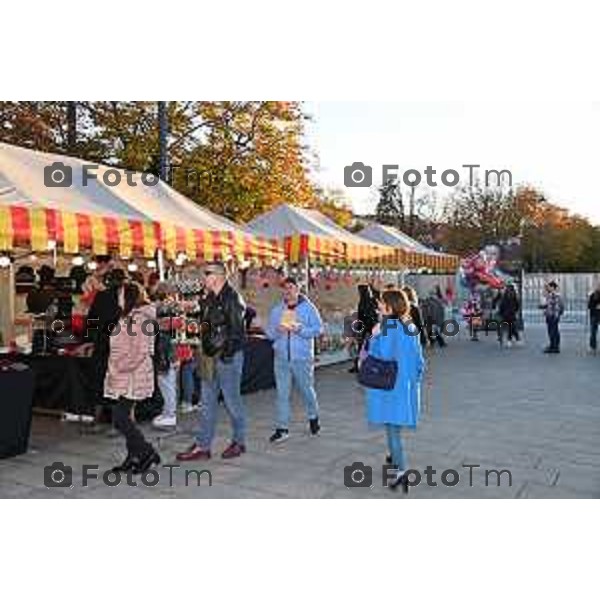 Foto Manzoni Tiziano/LaPresse 28-11-2022 Bergamo Italia - Cronaca - Bergamo Giostra bancarelle sentierone piazza dante bergamo alta giostra