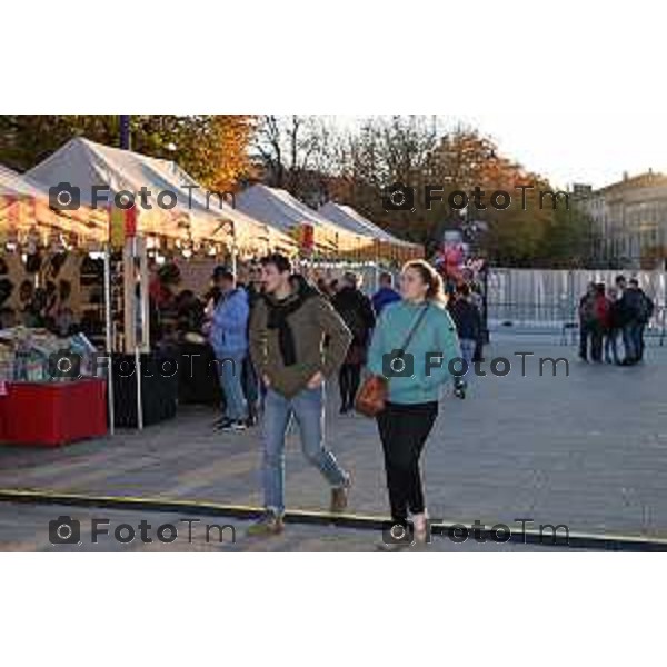 Foto Manzoni Tiziano/LaPresse 28-11-2022 Bergamo Italia - Cronaca - Bergamo Giostra bancarelle sentierone piazza dante bergamo alta giostra