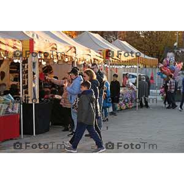 Foto Manzoni Tiziano/LaPresse 28-11-2022 Bergamo Italia - Cronaca - Bergamo Giostra bancarelle sentierone piazza dante bergamo alta giostra