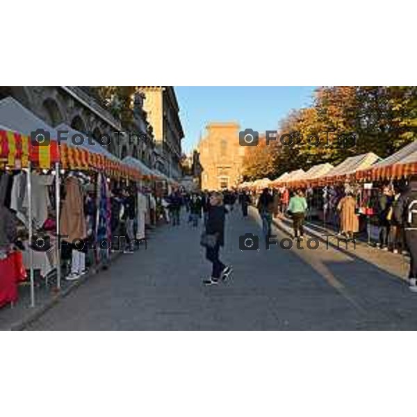 Foto Manzoni Tiziano/LaPresse 28-11-2022 Bergamo Italia - Cronaca - Bergamo Giostra bancarelle sentierone piazza dante bergamo alta giostra