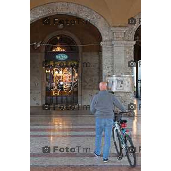 Foto Manzoni Tiziano/LaPresse 28-11-2022 Bergamo Italia - Cronaca - Bergamo Giostra bancarelle sentierone piazza dante bergamo alta giostra