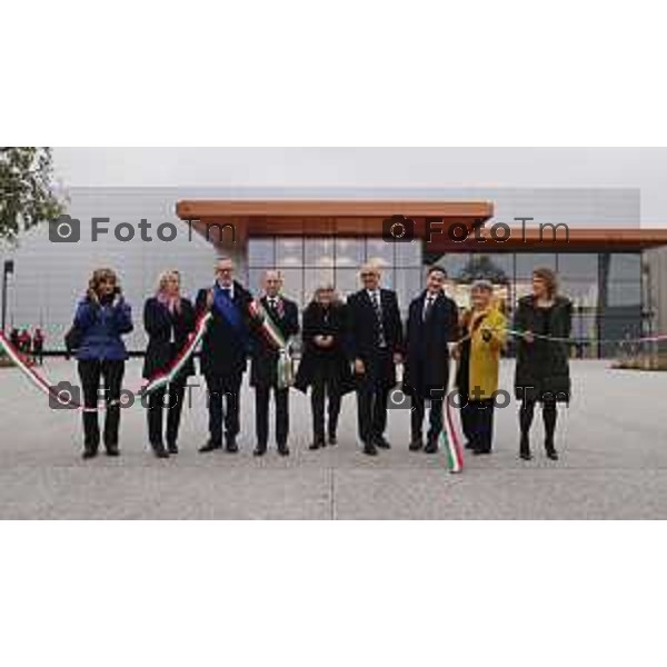 Foto Manzoni Tiziano/LaPresse 30-11--2022 Bergamo Italia - Cronaca - Ponte San Pietro (BG) l’inaugurazione con il taglio del nastro dei due nuovi Data Center Aruba di ultima generazione e di un Auditorium spazio eventi innovativo. Delia Bucarelli, Vice Questore Claudia Maria Terzi, Assessore Pasquale Gandolfi, Presidente della Provincia di Bergamo, Matteo Macoli, Susanna Santini, Presidente di Aruba, Stefano Cecconi, Amministratore Delegato di Aruba, Fabio Biancucci, Architetto di Aruba, Loredana Poli, Assessora all’istruzione, , la Senatrice Dott.ssa Daniela Andreini, Prorettrice dell’Università degli Studi di Bergamo.