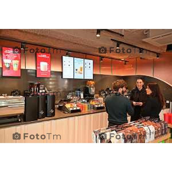 Foto Manzoni Tiziano/LaPresse 01.12--2022 Bergamo Italia - Cronaca - Bergamo Via Zelasco il primo Starbucks