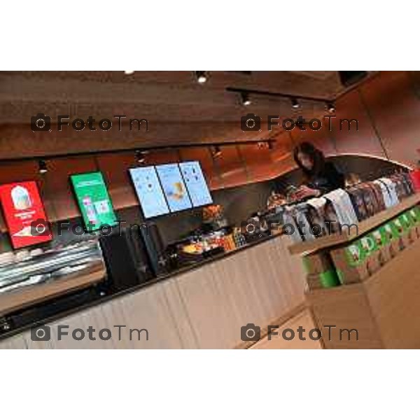 Foto Manzoni Tiziano/LaPresse 01.12--2022 Bergamo Italia - Cronaca - Bergamo Via Zelasco il primo Starbucks