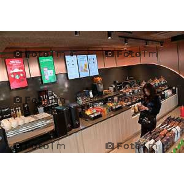 Foto Manzoni Tiziano/LaPresse 01.12--2022 Bergamo Italia - Cronaca - Bergamo Via Zelasco il primo Starbucks