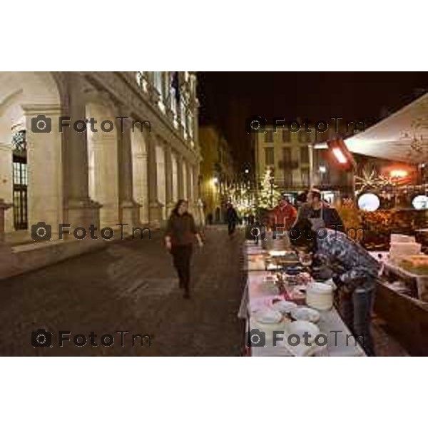 Foto LaPress Manzoni 30/11/2017 ITALIA BERGAMO Cronaca FESTIVAL DONIZETTI OPERA REALIZZANO UNA NOTTE BIANCA DEDICATA AI 200 ANNI DELLA PRIMA OPERA DEL BERGAMASCO Festival serata fatta di musica, shopping e street food poca la gente