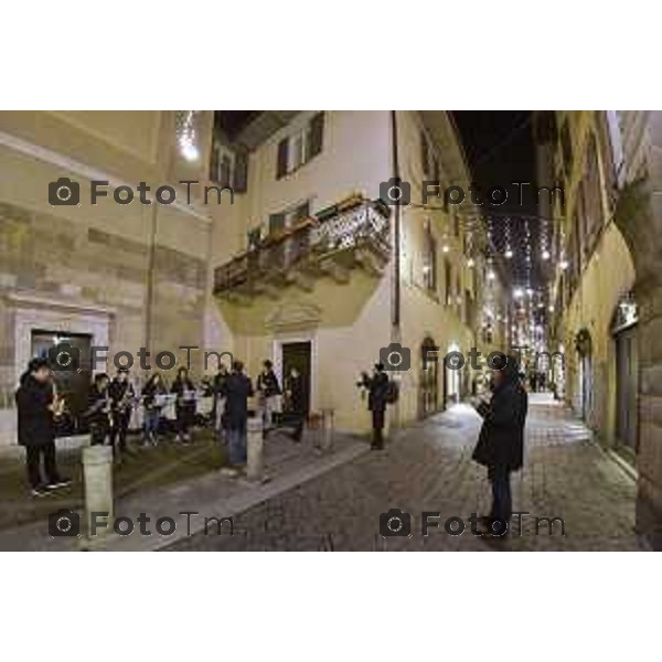 Foto LaPress Manzoni 30/11/2017 ITALIA BERGAMO Cronaca FESTIVAL DONIZETTI OPERA REALIZZANO UNA NOTTE BIANCA DEDICATA AI 200 ANNI DELLA PRIMA OPERA DEL BERGAMASCO Festival serata fatta di musica, shopping e street food poca la gente