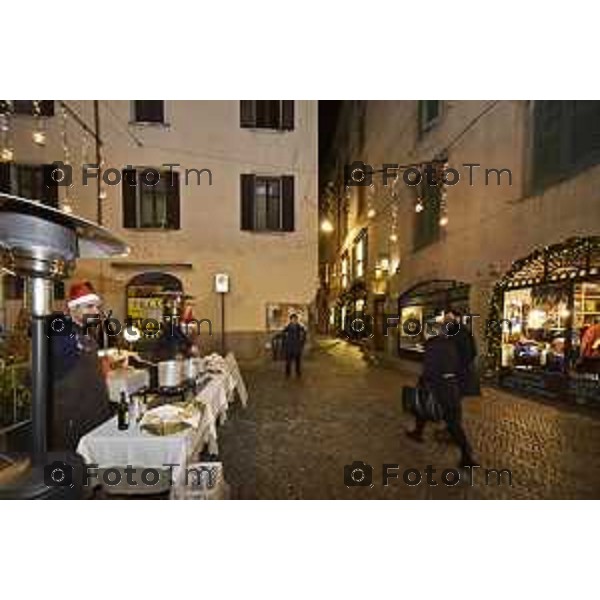 Foto LaPress Manzoni 30/11/2017 ITALIA BERGAMO Cronaca FESTIVAL DONIZETTI OPERA REALIZZANO UNA NOTTE BIANCA DEDICATA AI 200 ANNI DELLA PRIMA OPERA DEL BERGAMASCO Festival serata fatta di musica, shopping e street food poca la gente