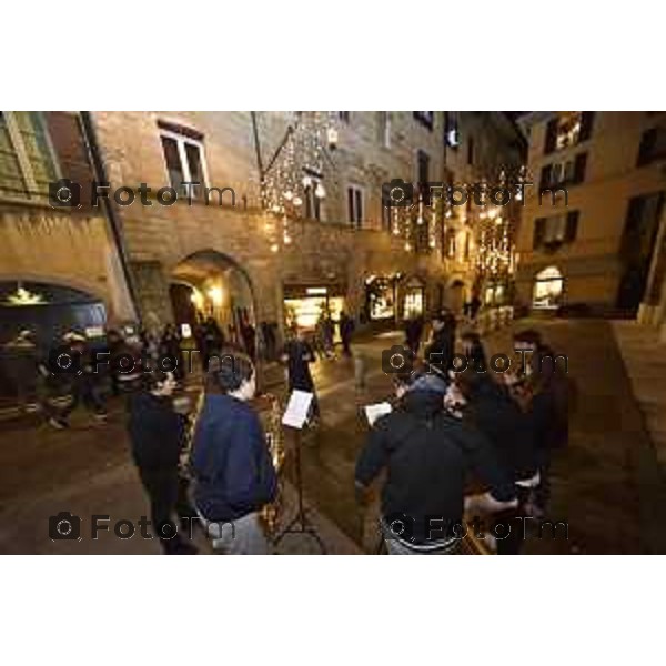 Foto LaPress Manzoni 30/11/2017 ITALIA BERGAMO Cronaca FESTIVAL DONIZETTI OPERA REALIZZANO UNA NOTTE BIANCA DEDICATA AI 200 ANNI DELLA PRIMA OPERA DEL BERGAMASCO Festival serata fatta di musica, shopping e street food poca la gente