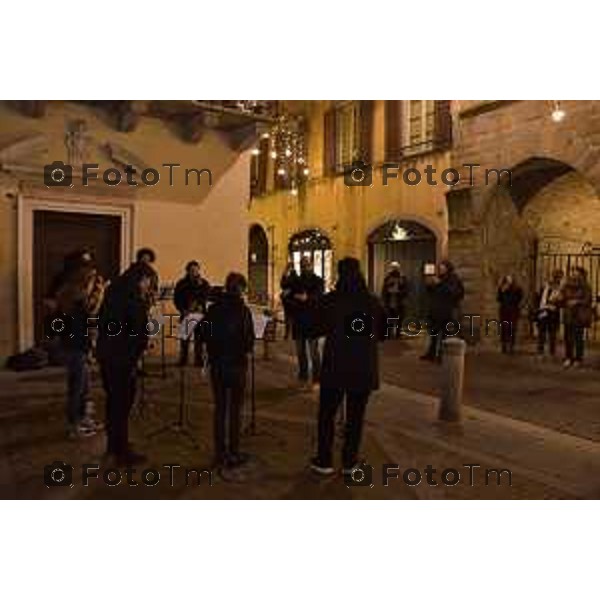 Foto LaPress Manzoni 30/11/2017 ITALIA BERGAMO Cronaca FESTIVAL DONIZETTI OPERA REALIZZANO UNA NOTTE BIANCA DEDICATA AI 200 ANNI DELLA PRIMA OPERA DEL BERGAMASCO Festival serata fatta di musica, shopping e street food poca la gente