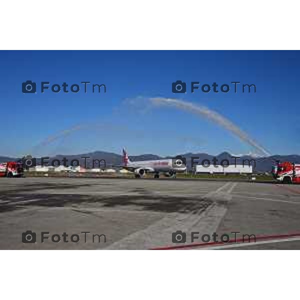 Foto Manzoni Tiziano/LaPresse 07-12- 2022 Bergamo Italia - Cronaca -Bergamo cerimonia di accoglienza del volo Air Arabia Sharjah (Emirati Arabi Uniti, Orio Al Serio