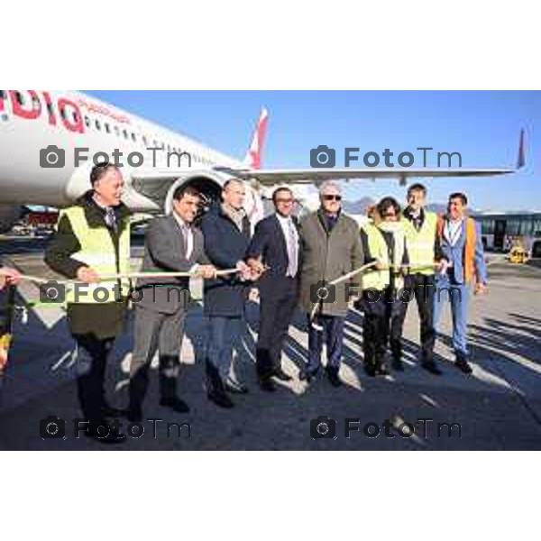 Foto Manzoni Tiziano/LaPresse 07-12- 2022 Bergamo Italia - Cronaca -Bergamo cerimonia di accoglienza del volo Air Arabia Sharjah (Emirati Arabi Uniti, Orio Al Serio Giovanni Sanga.