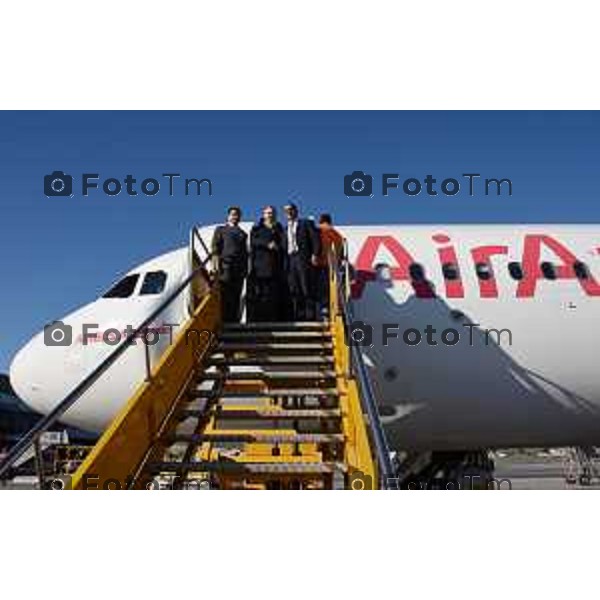 Foto Manzoni Tiziano/LaPresse 07-12- 2022 Bergamo Italia - Cronaca -Bergamo cerimonia di accoglienza del volo Air Arabia Sharjah (Emirati Arabi Uniti, Orio Al Serio