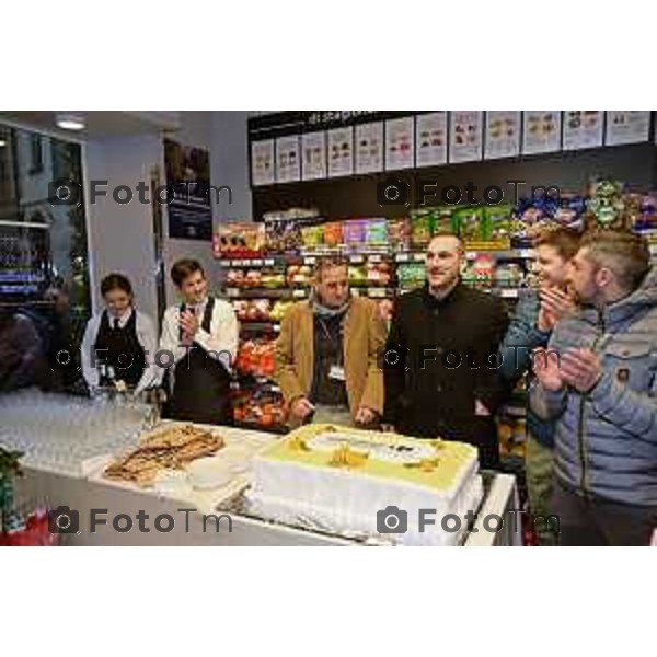 Foto Manzoni Tiziano/LaPresse 10-12- 2022 Bergamo Italia - Cronaca - Bergamoil primo supermarket carrefour in Bergamo Alta Da sx Roberto Nittolo Stefano Colleoni Daniele Formenti Mattera Giuseppe Sergio Rienzi responsabili Carrefour