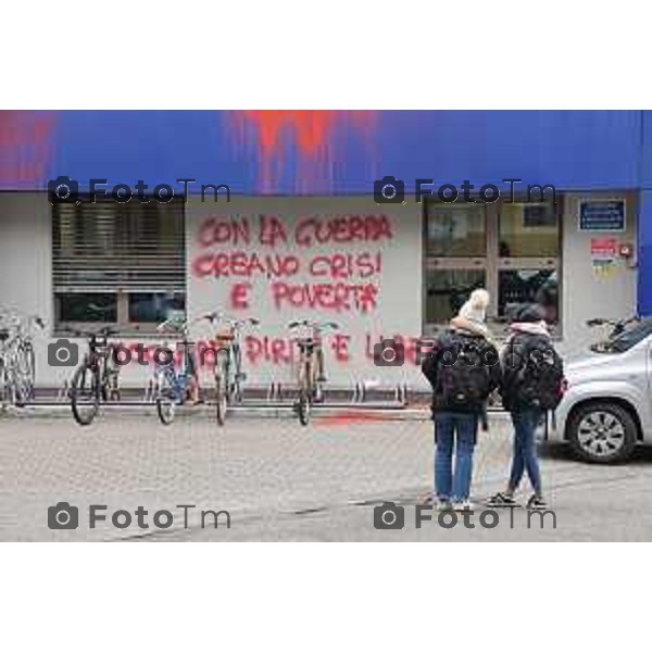 Foto Manzoni Tiziano/LaPresse 13-12-2022 Bergamo Italia - Cronaca - Bergamo sede universita Caniana Imbrattata intervento della polizia e dei carabinieri dopo le scritte apparse