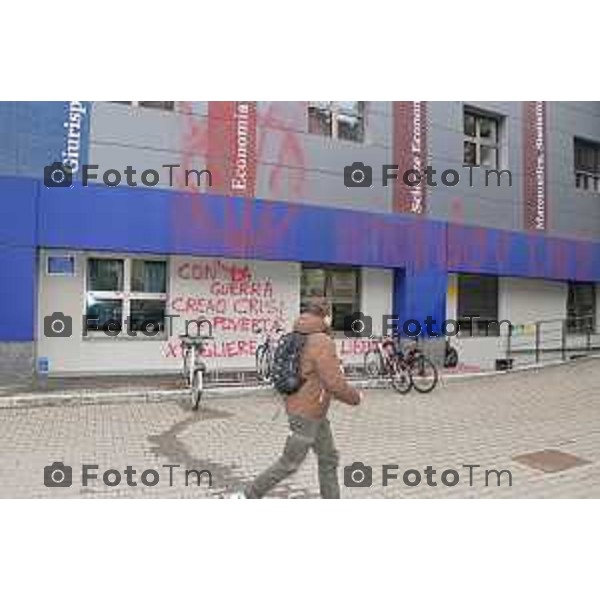 Foto Manzoni Tiziano/LaPresse 13-12-2022 Bergamo Italia - Cronaca - Bergamo sede universita Caniana Imbrattata intervento della polizia e dei carabinieri dopo le scritte apparse