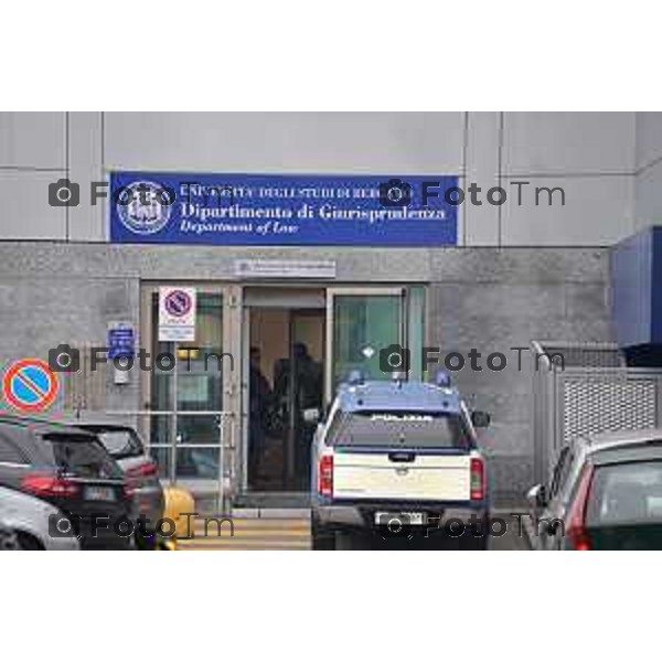 Foto Manzoni Tiziano/LaPresse 13-12-2022 Bergamo Italia - Cronaca - Bergamo sede universita Caniana Imbrattata intervento della polizia e dei carabinieri dopo le scritte apparse