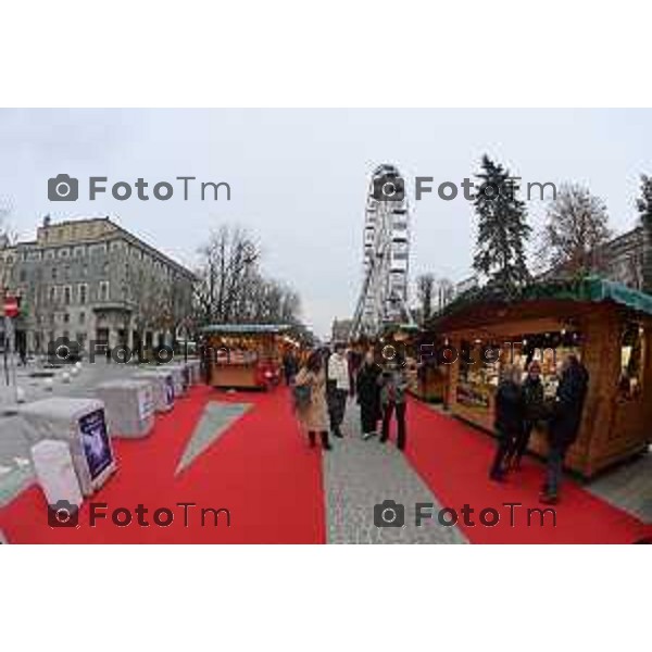 Foto Manzoni Tiziano/LaPresse 13-12--2022 Bergamo Italia - Cronaca - Bergamo Bancarelle ruota panoramica carita cpalazzo frizzoni