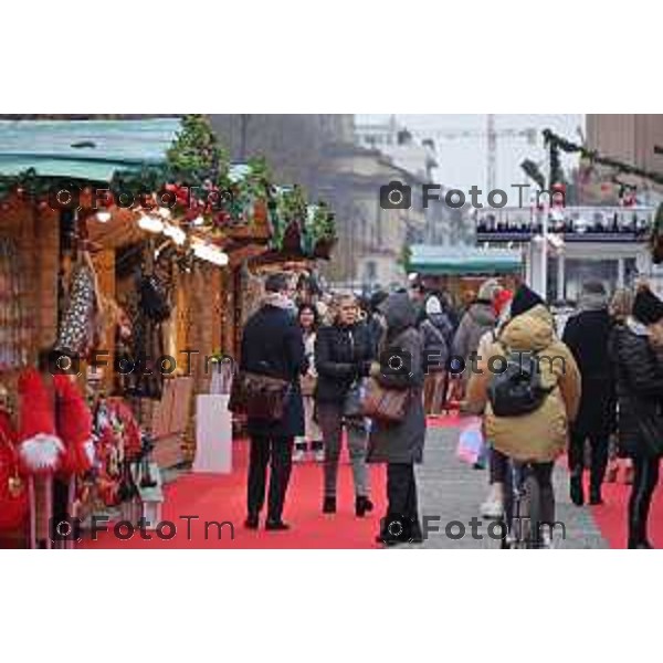 Foto Manzoni Tiziano/LaPresse 13-12--2022 Bergamo Italia - Cronaca - Bergamo Bancarelle ruota panoramica carita cpalazzo frizzoni