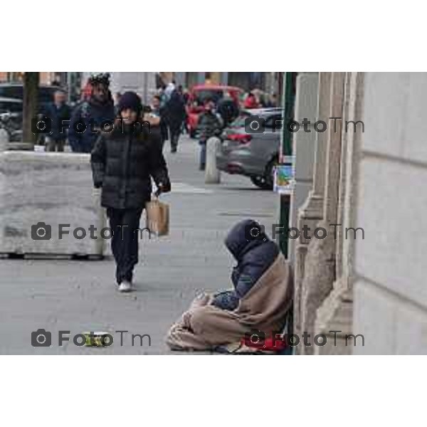 Foto Manzoni Tiziano/LaPresse 13-12--2022 Bergamo Italia - Cronaca - Bergamo Bancarelle ruota panoramica carita cpalazzo frizzoni