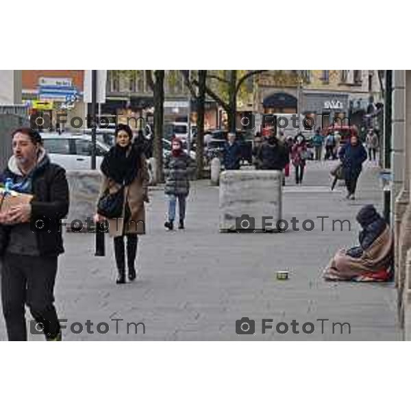 Foto Manzoni Tiziano/LaPresse 13-12--2022 Bergamo Italia - Cronaca - Bergamo Bancarelle ruota panoramica carita cpalazzo frizzoni