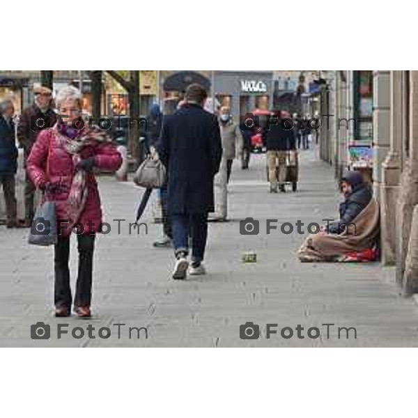 Foto Manzoni Tiziano/LaPresse 13-12--2022 Bergamo Italia - Cronaca - Bergamo Bancarelle ruota panoramica carita cpalazzo frizzoni