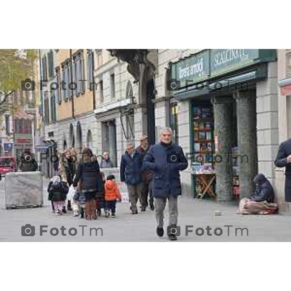 Foto Manzoni Tiziano/LaPresse 13-12--2022 Bergamo Italia - Cronaca - Bergamo Bancarelle ruota panoramica carita cpalazzo frizzoni