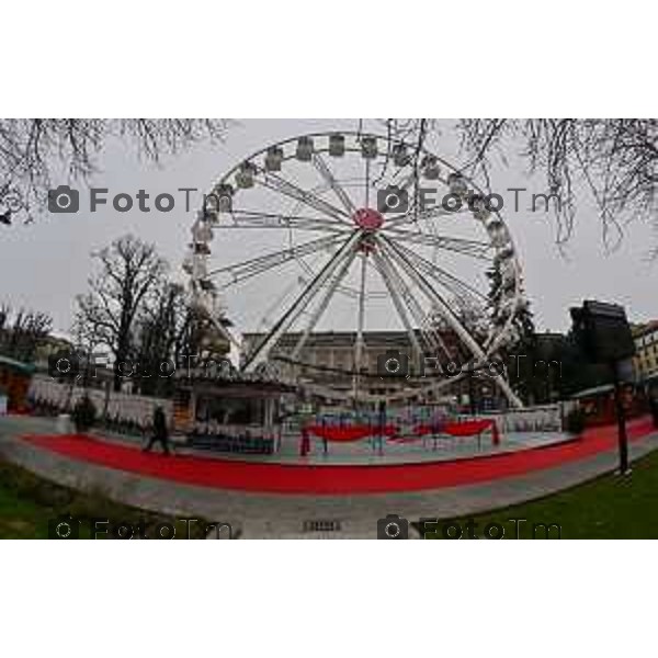 Foto Manzoni Tiziano/LaPresse 13-12--2022 Bergamo Italia - Cronaca - Bergamo Bancarelle ruota panoramica carita cpalazzo frizzoni