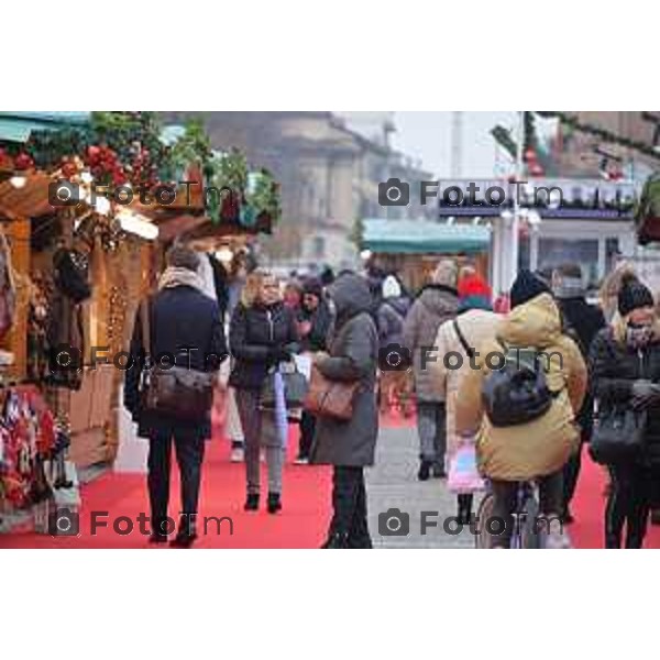 Foto Manzoni Tiziano/LaPresse 13-12--2022 Bergamo Italia - Cronaca - Bergamo Bancarelle ruota panoramica carita cpalazzo frizzoni polizia locale controlli bancarelle