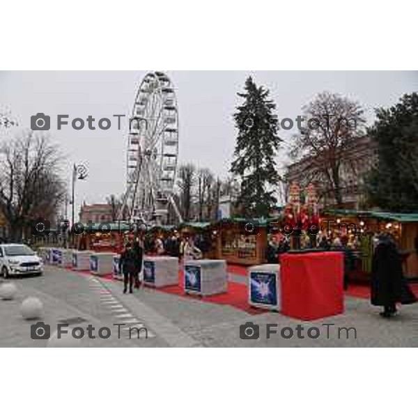 Foto Manzoni Tiziano/LaPresse 13-12--2022 Bergamo Italia - Cronaca - Bergamo Bancarelle ruota panoramica carita cpalazzo frizzoni