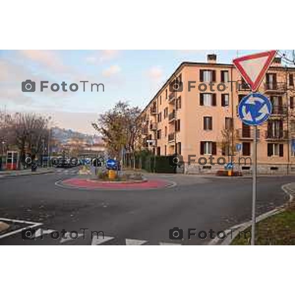 Tiziano Manzoni/LaPresse 14-12- 2022 Bergamo, Italia Cronaca Bergamo Quartiere San Paolo decisa la zona 30 via e Piazzale San paolo