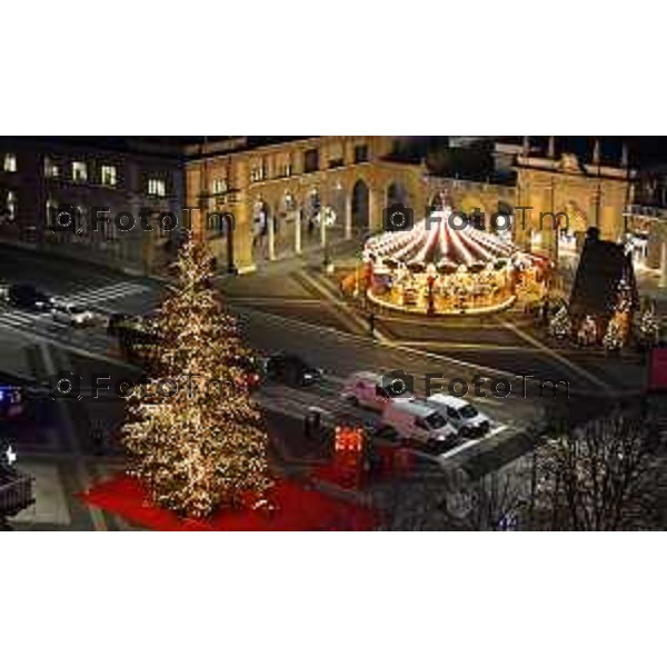 Foto Manzoni Tiziano/LaPresse 14-12-2022 Italia - Cronaca - Bergamo Luminarie vista dall\'alto ruota panoramica