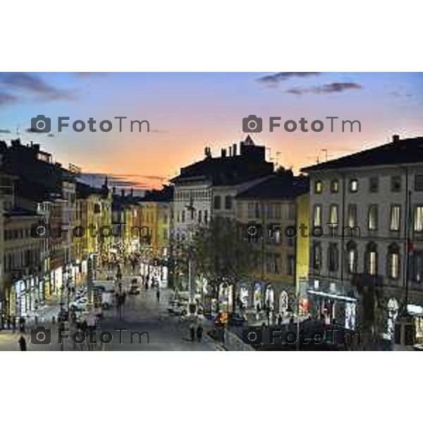 Foto Manzoni Tiziano/LaPresse 14-12-2022 Italia - Cronaca - Bergamo Luminarie vista dall\'alto ruota panoramica