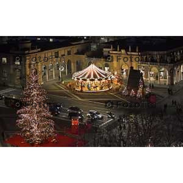 Foto Manzoni Tiziano/LaPresse 14-12-2022 Italia - Cronaca - Bergamo Luminarie vista dall\'alto ruota panoramica